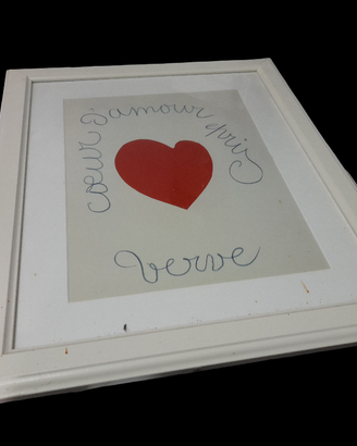 Quadro decorativo con un cuore rosso al centro