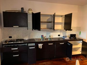 cucina lineare doppia parete