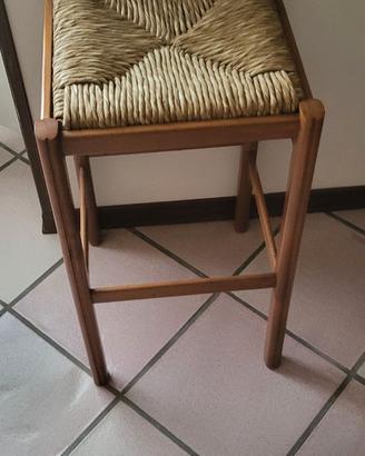 Sgabello vintage in legno con seduta in paglia int