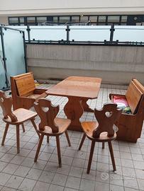 Cassapanca in legno allungabile con sedie