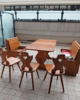Cassapanca in legno allungabile con sedie