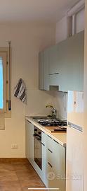 Cucina verde con elettrodomestici