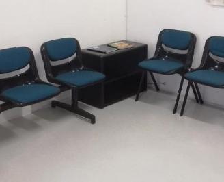 Stock sedie da attesa pari al nuovo con mobiletto