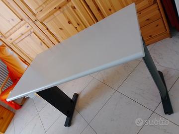 Scrivania stabile