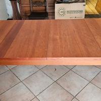 tavolo in legno color ciliegio