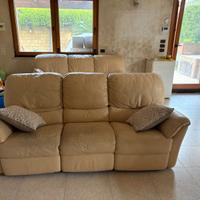 DIVANI E DIVANI UNO DEI DUE E' LETTO IN PELLE