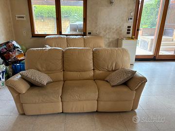 DIVANI E DIVANI UNO DEI DUE E' LETTO IN PELLE