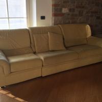 Divano igienizzato, pulito e antigraffio.