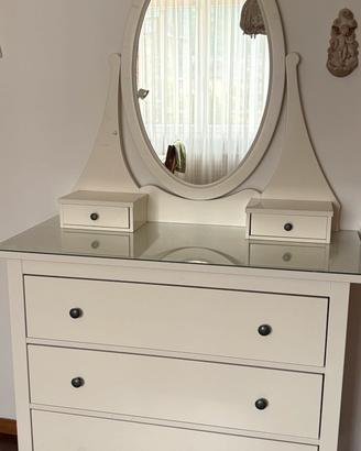 Cassettone IKEA bianco con specchio