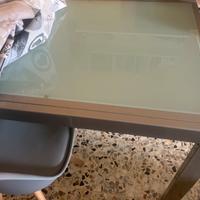 Tavolo in vetro e acciaio