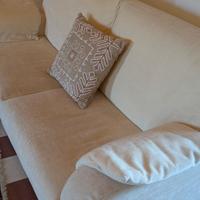 coppia di divani artigianali con pouf