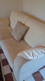 coppia di divani artigianali con pouf