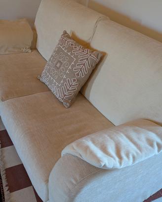 coppia di divani artigianali con pouf