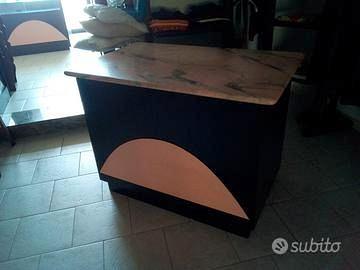 Arredamento per negozio 25 metri L. con 3 banconi