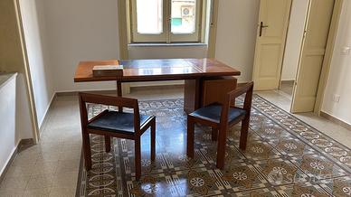 Scrivani con sedie e cassettiera