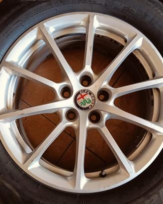 Quattro cerchi con pneumatici Alfa Romeo Stelvio