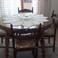 Tavolo in legno con sedie