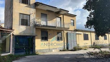 Immobile di 800 m² con 4 locali a Arzano