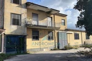 Immobile di 800 m² con 4 locali a Arzano