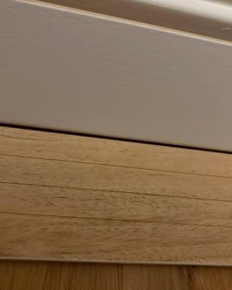 Battiscopa in legno bianco