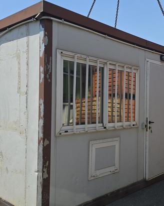 Monoblocco vuoto con scaffali
