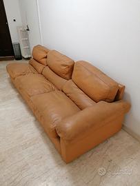 Divano, poltrona, tavolino FRAU