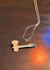 Collana con ascia