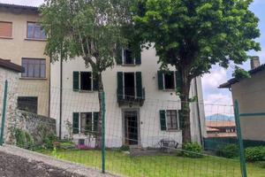 Villa di 165 m² con più di 5 locali a Caglio