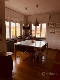 Tavolo moderno quadrato