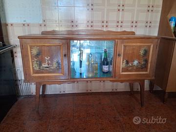 Credenza vintage in legno con vetrina centrale 