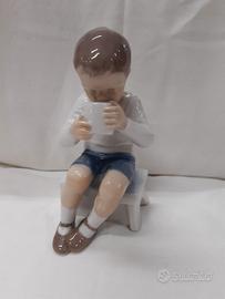 Royal Copenhagen Figurina Victor Bimbo seduto 