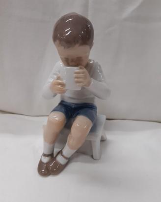 Royal Copenhagen Figurina Victor Bimbo seduto 
