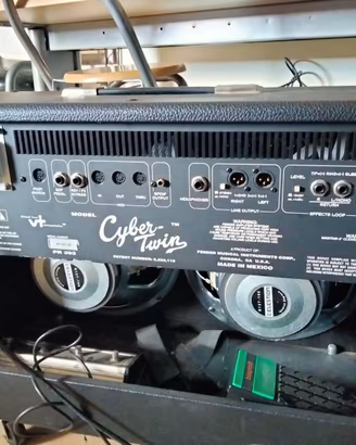 Amplificatore Fender Cyber Twin con pedaliera