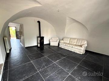 CASA SEMINDIPENDENTE A CASTELLETTO CERVO