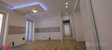 Appartamento di 131 m² con più di 5 locali a Napol
