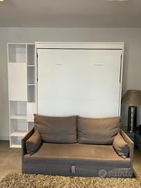 Letto a scomparsa con libreria integrata