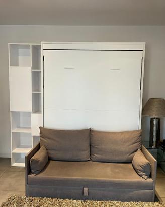 Letto a scomparsa con libreria integrata