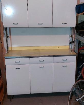 Tavolo, sedie e credenza modernariato.