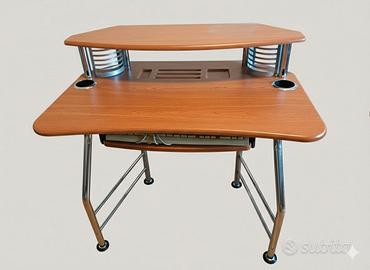 Scrivania PC con ripiano tastiera estraibile. 