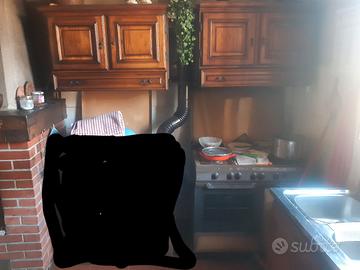 cucina a GPL, 2 cappe, 1 lavandino a 2 buche