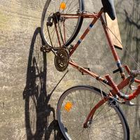 Bici da corsa vintage e bici da passeggio