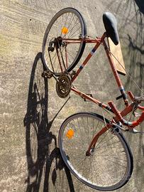 Bici da corsa vintage e bici da passeggio