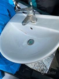 Lavandino bagno con rubinetto è flessibili