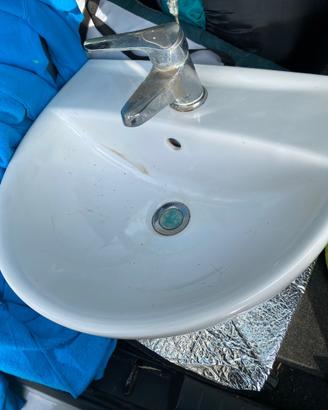 Lavandino bagno con rubinetto è flessibili