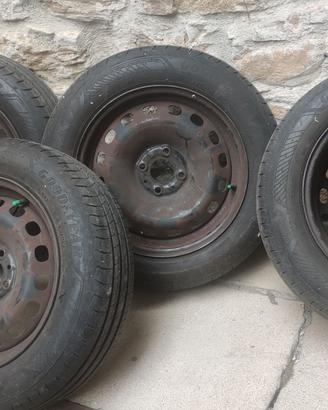 4 pneumatici estivi goodyear con cerchione