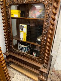 Vetrinetta antica noce intagliato fregio aquile