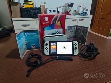 Nintendo Switch OLED Bianca + 1 Gioco