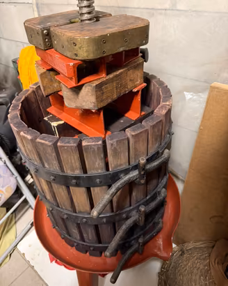 Atteezzatura per vino in garage