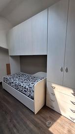 Cameretta a parete con letto a canguro