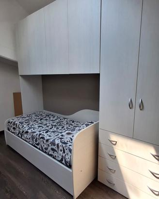 Cameretta a parete con letto a canguro